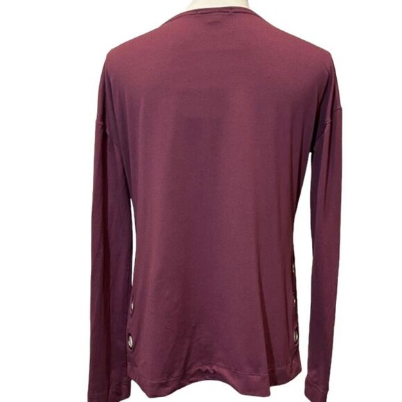 Moral Fiber V-Neck Top with Metal Grommets at Hem Slit in Merlot Size Small - Picture 6 of 12